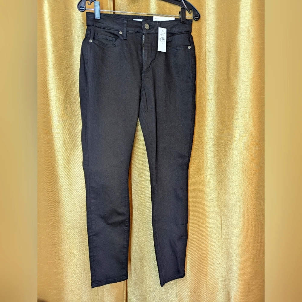 NWT Loft Women's Mid Rise Skinny Black Jeans Size 4 Sleek Design Stretch Fabric.